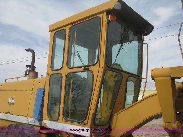 image for item B8500 1993 Dresser 830 motor grader