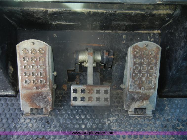 image for item D4534 1998 Caterpillar 953C track loader