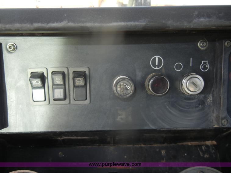 image for item D4534 1998 Caterpillar 953C track loader