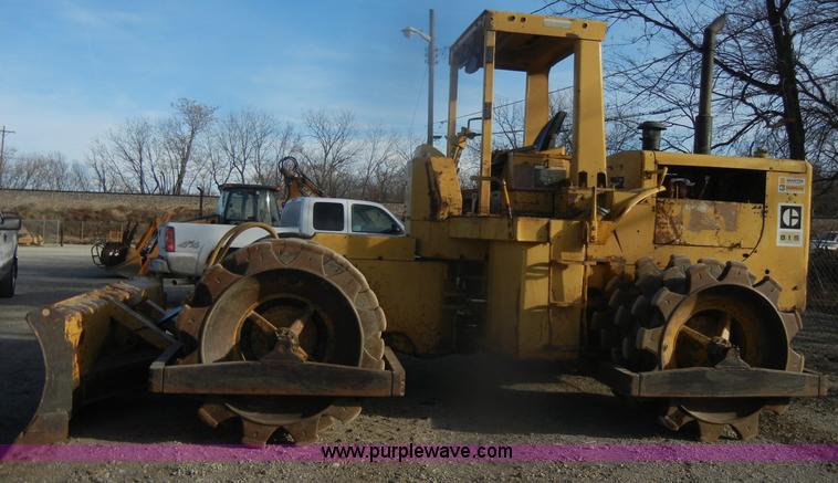 image for item D4535 1980 Caterpillar 815 compactor