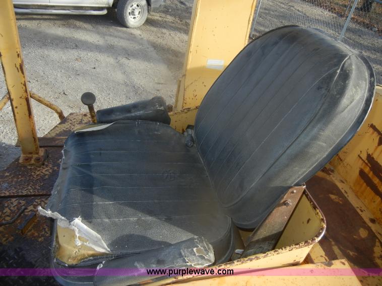 image for item D4535 1980 Caterpillar 815 compactor