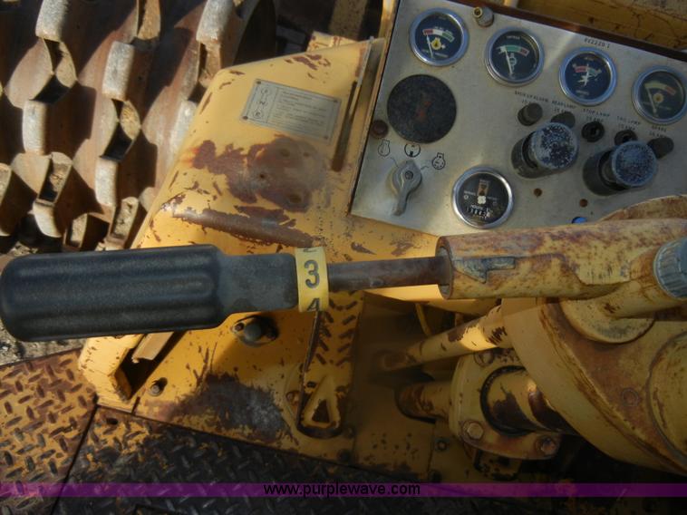 image for item D4535 1980 Caterpillar 815 compactor