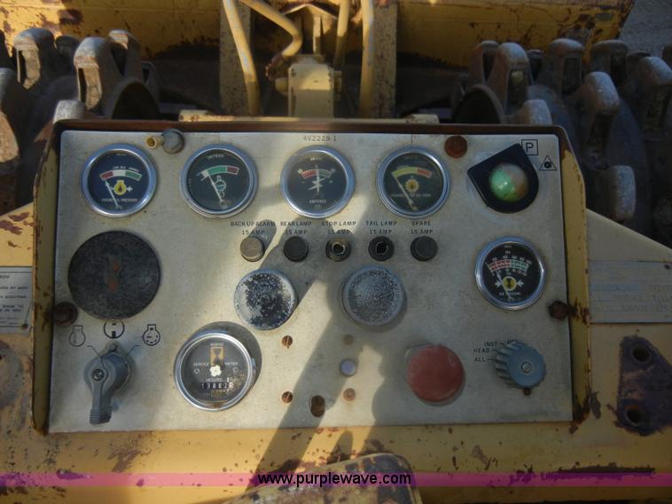image for item D4535 1980 Caterpillar 815 compactor