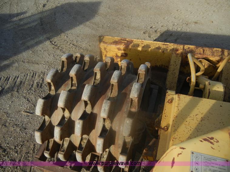 image for item D4535 1980 Caterpillar 815 compactor