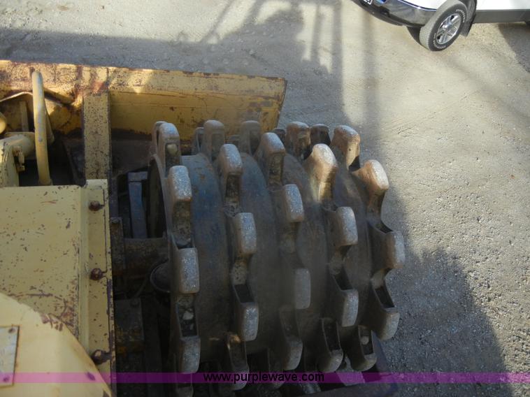 image for item D4535 1980 Caterpillar 815 compactor