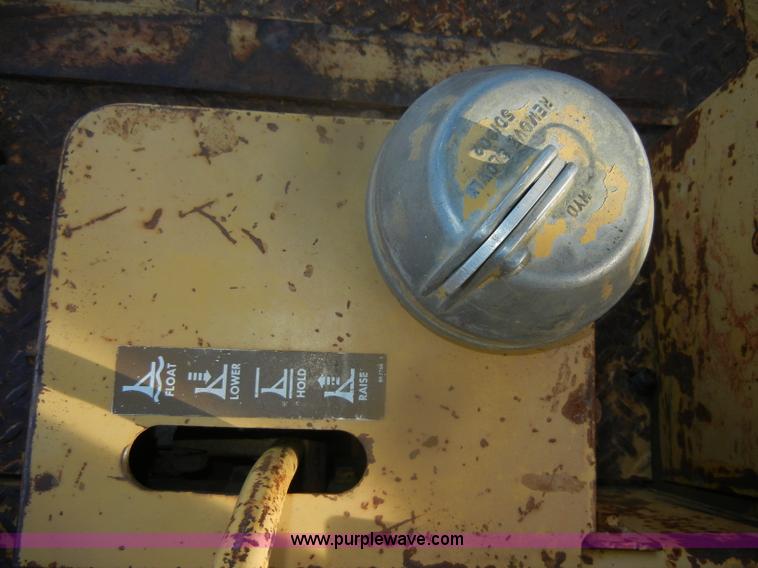 image for item D4535 1980 Caterpillar 815 compactor