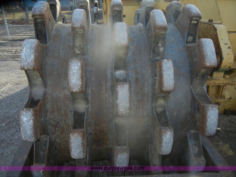 image for item D4535 1980 Caterpillar 815 compactor