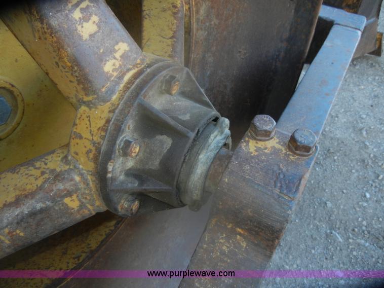 image for item D4535 1980 Caterpillar 815 compactor