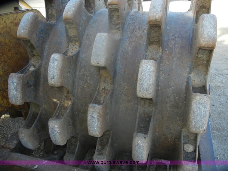 image for item D4535 1980 Caterpillar 815 compactor