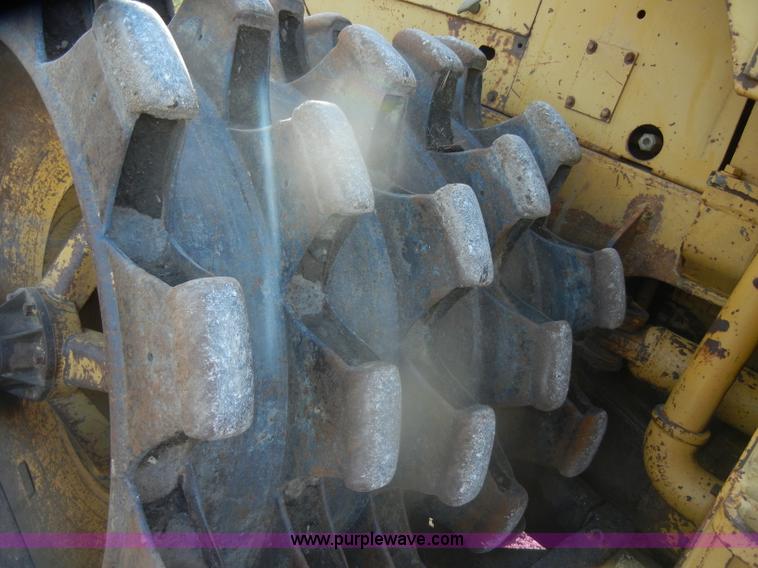 image for item D4535 1980 Caterpillar 815 compactor