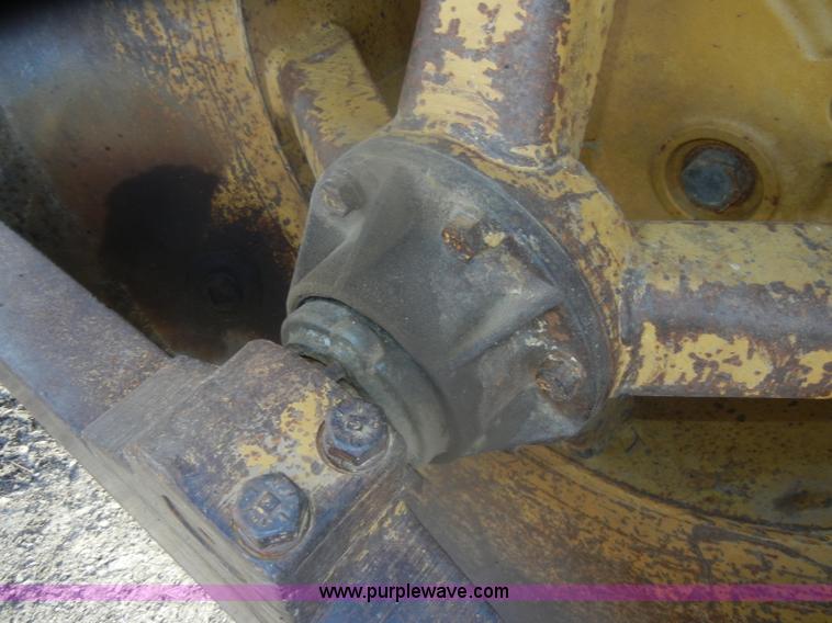 image for item D4535 1980 Caterpillar 815 compactor
