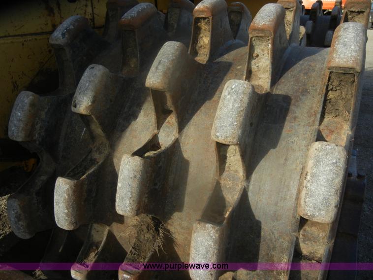 image for item D4535 1980 Caterpillar 815 compactor