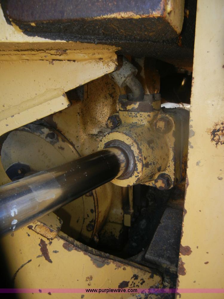 image for item D4535 1980 Caterpillar 815 compactor