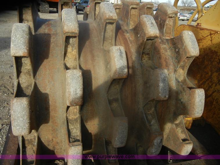 image for item D4535 1980 Caterpillar 815 compactor