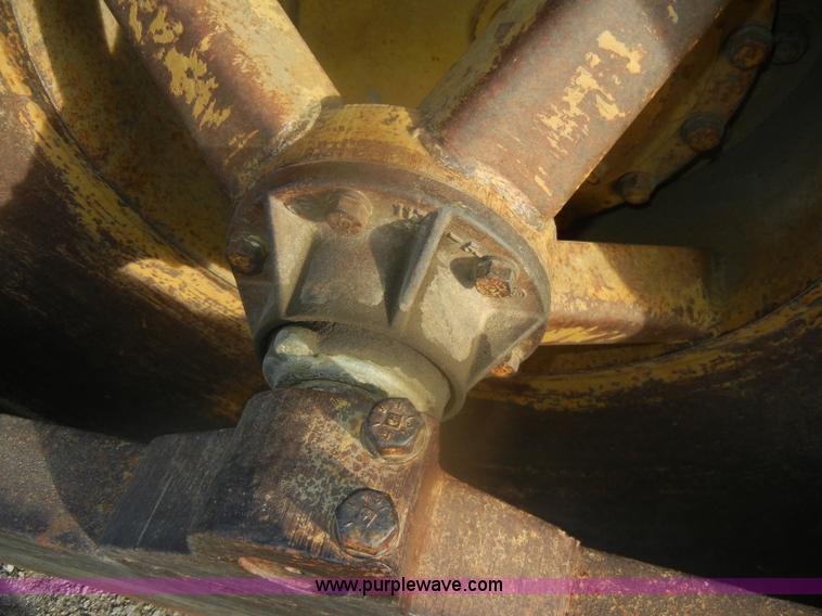 image for item D4535 1980 Caterpillar 815 compactor