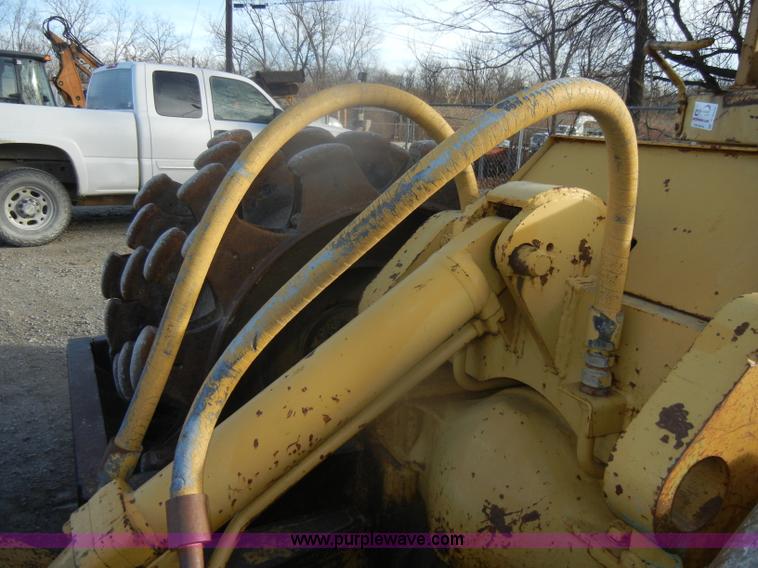 image for item D4535 1980 Caterpillar 815 compactor