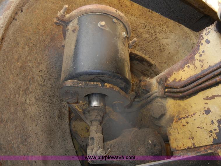 image for item D4535 1980 Caterpillar 815 compactor