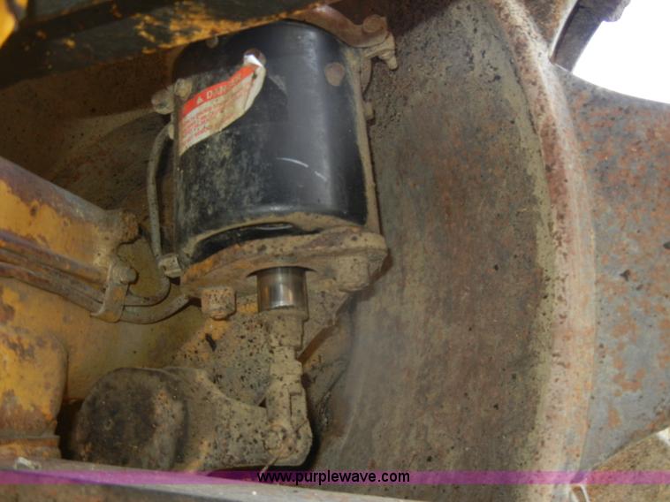 image for item D4535 1980 Caterpillar 815 compactor