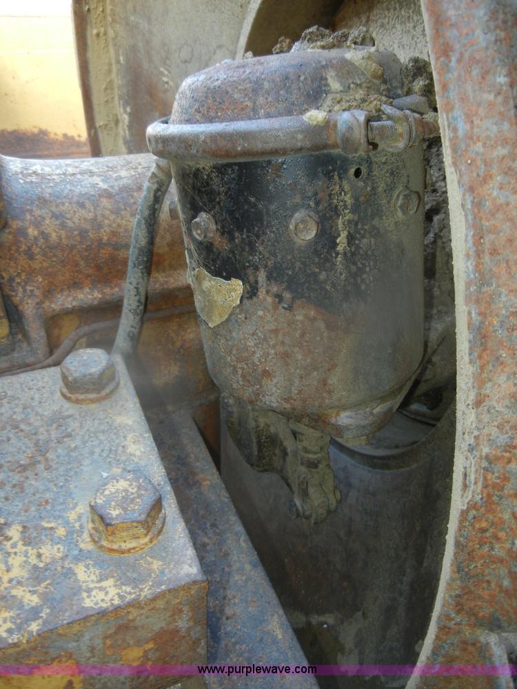 image for item D4535 1980 Caterpillar 815 compactor