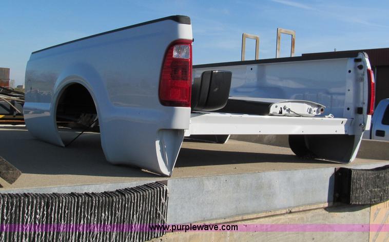 image for item E5645 2006 Ford Super Duty pickup truck bed