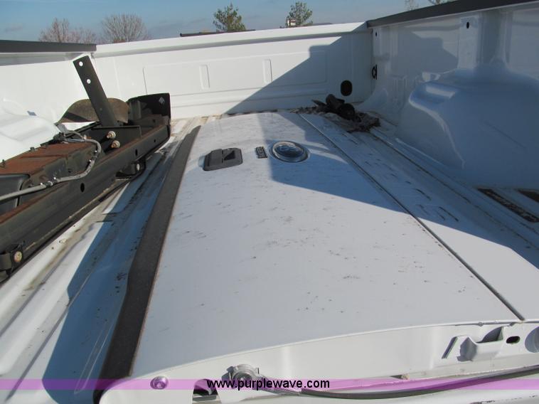 image for item E5645 2006 Ford Super Duty pickup truck bed