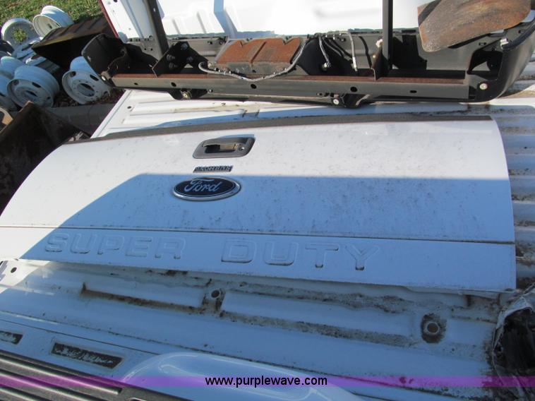 image for item E5645 2006 Ford Super Duty pickup truck bed