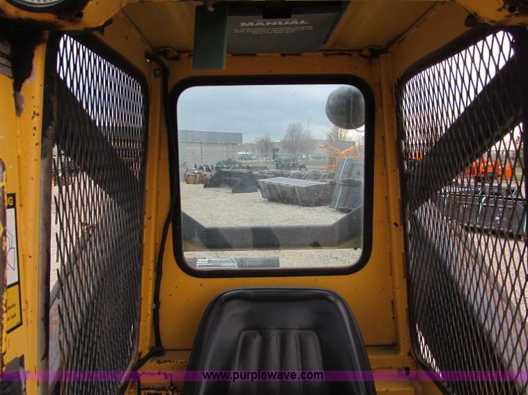 image for item E5770 1987 New Holland L555 Deluxe skid steer