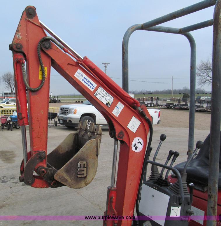 image for item E5817 2001 IHI Nana 7J mini excavator