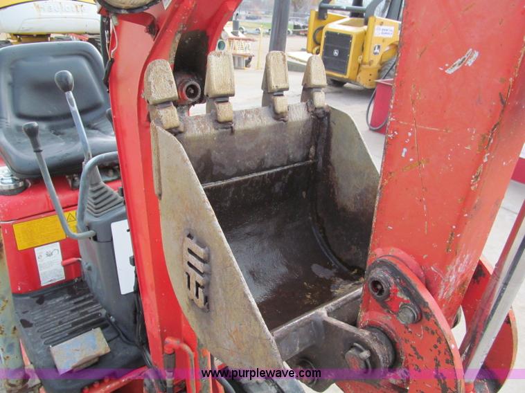 image for item E5817 2001 IHI Nana 7J mini excavator