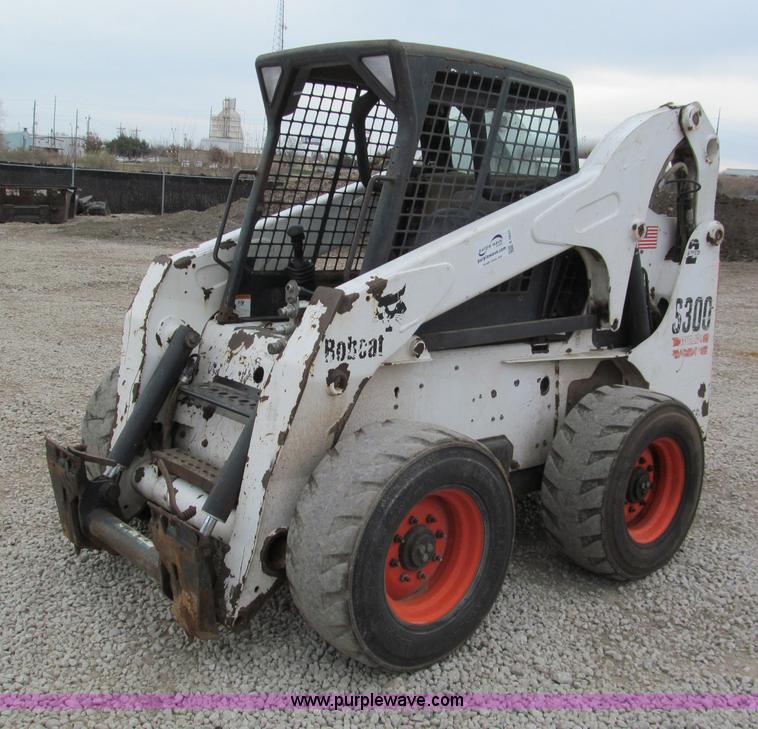 image for item E5821 2000 Bobcat S300 skid steer