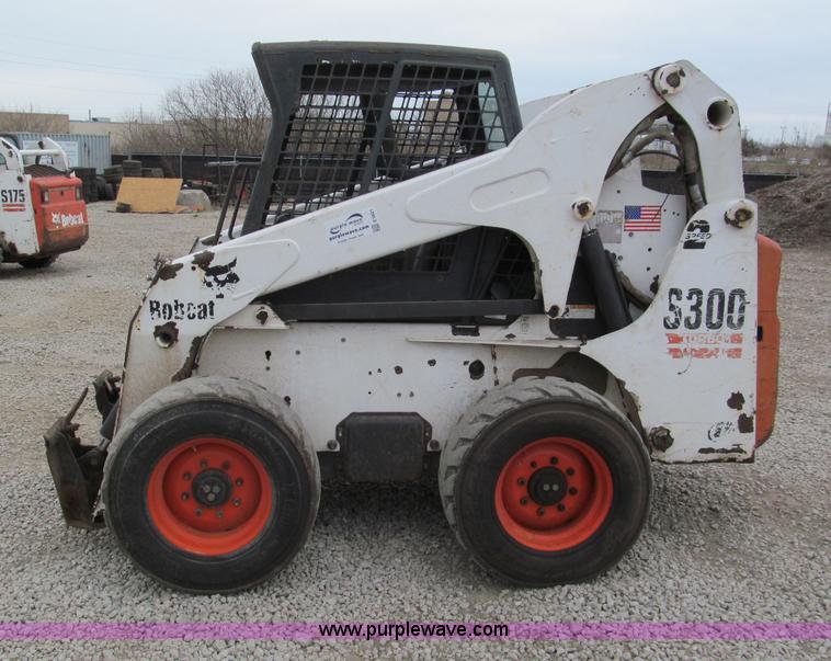 image for item E5821 2000 Bobcat S300 skid steer
