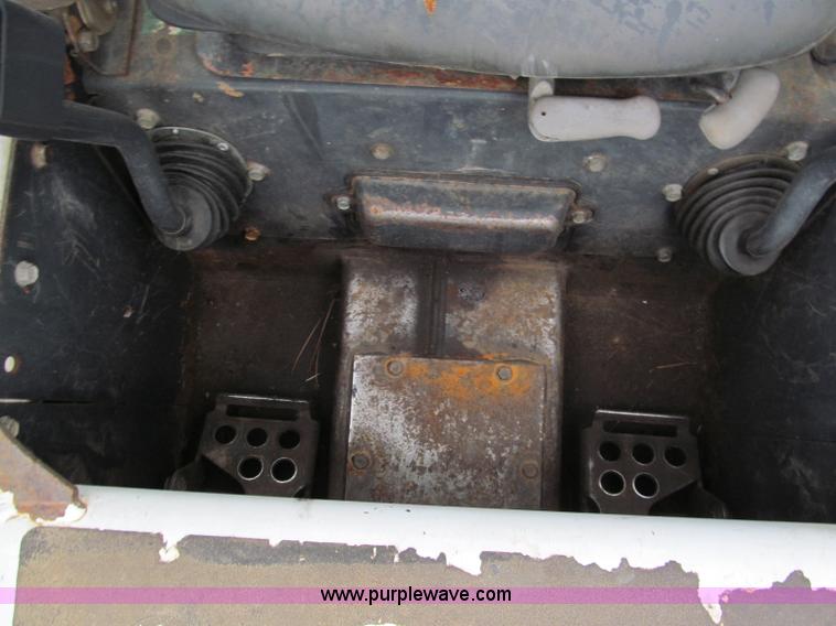 image for item E5821 2000 Bobcat S300 skid steer