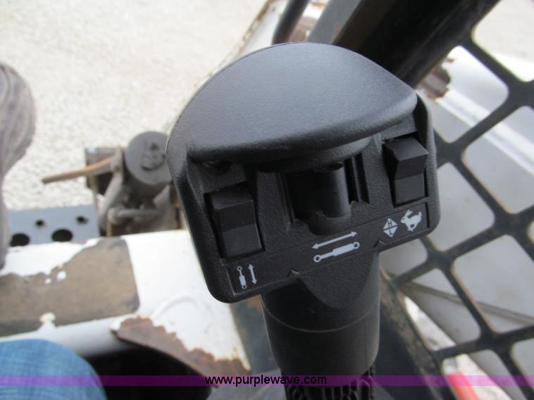 image for item E5821 2000 Bobcat S300 skid steer