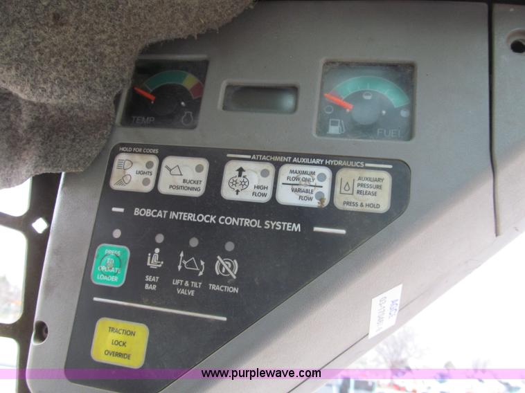 image for item E5821 2000 Bobcat S300 skid steer