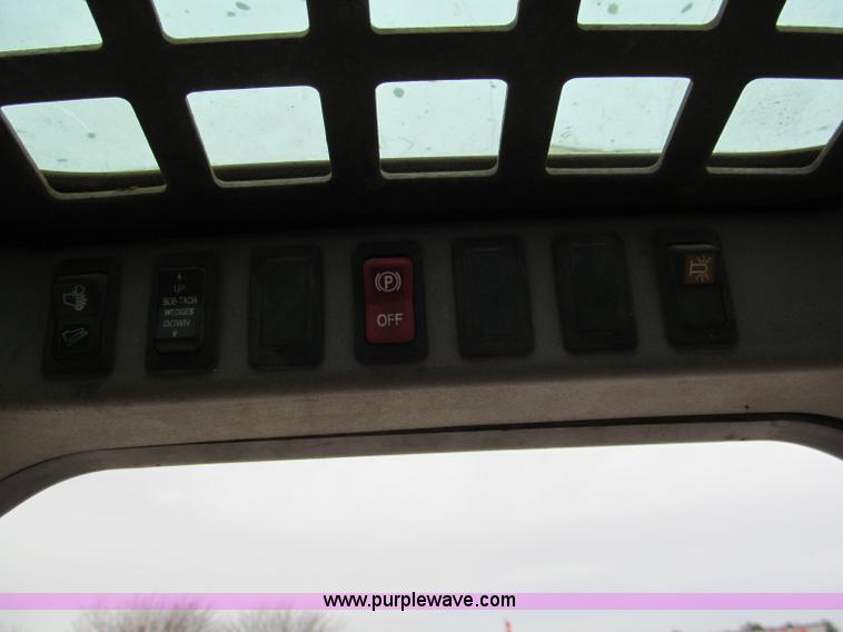 image for item E5821 2000 Bobcat S300 skid steer