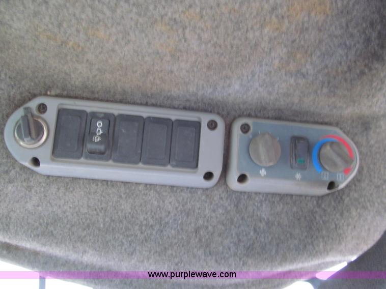 image for item E5821 2000 Bobcat S300 skid steer