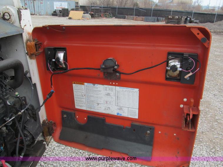 image for item E5821 2000 Bobcat S300 skid steer