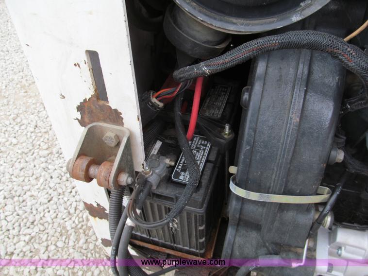 image for item E5821 2000 Bobcat S300 skid steer