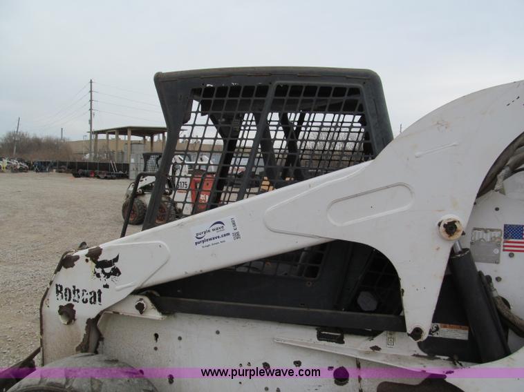 image for item E5821 2000 Bobcat S300 skid steer