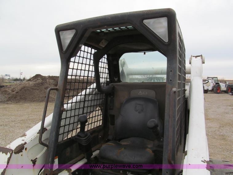 image for item E5821 2000 Bobcat S300 skid steer