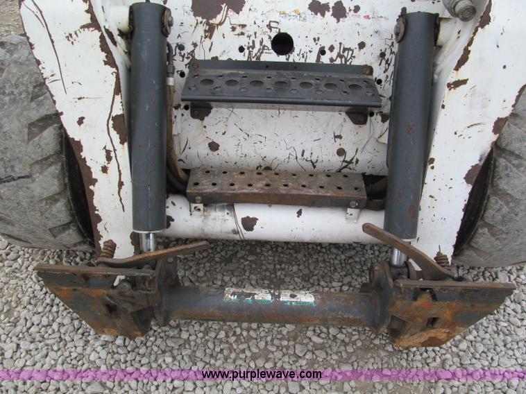 image for item E5821 2000 Bobcat S300 skid steer