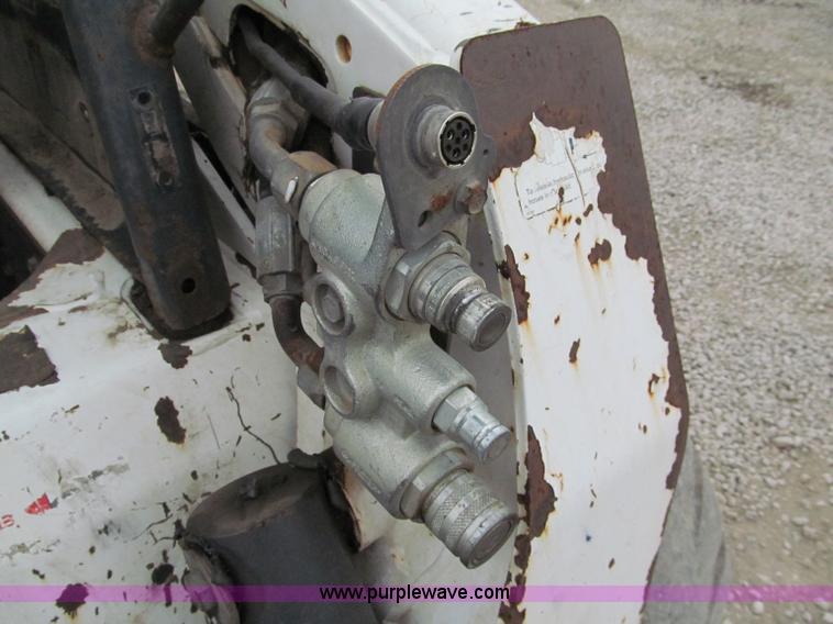 image for item E5821 2000 Bobcat S300 skid steer