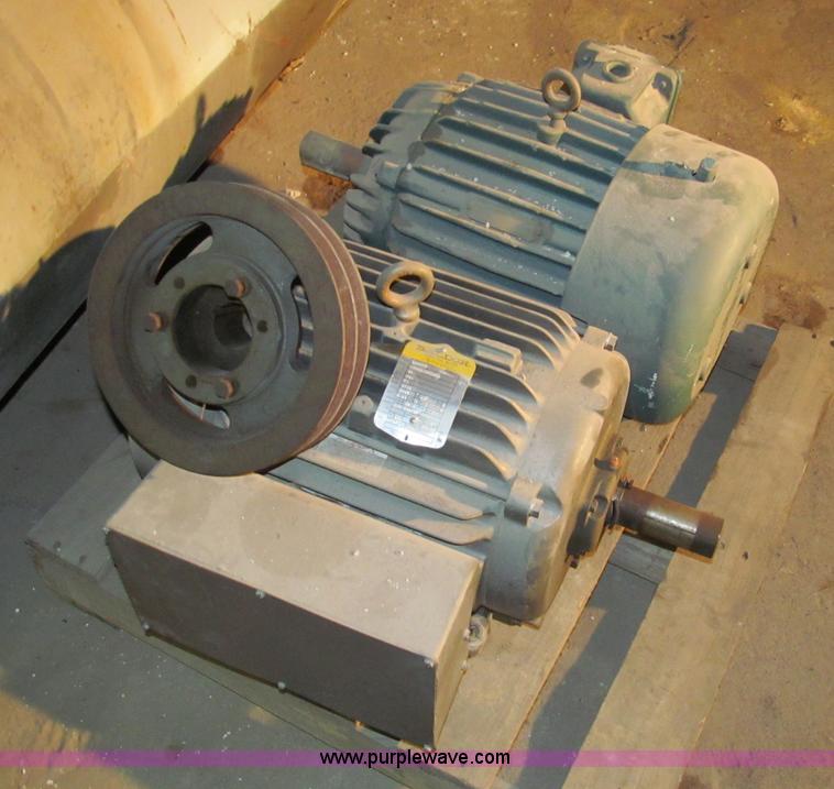 image for item E5826 Avasara 100 gallon air compressor