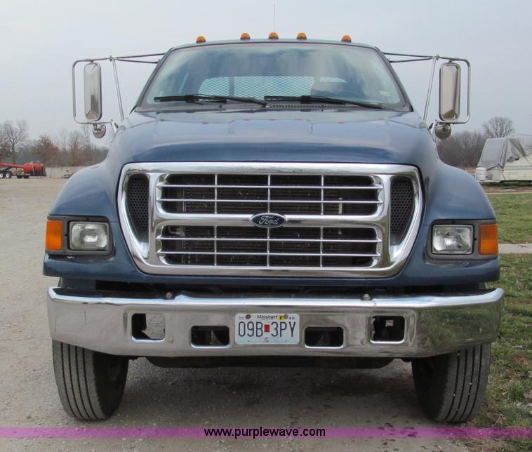 image for item E5833 2000 Ford F750 XLT quad cab flatbed truck