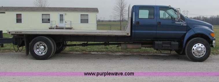 image for item E5833 2000 Ford F750 XLT quad cab flatbed truck