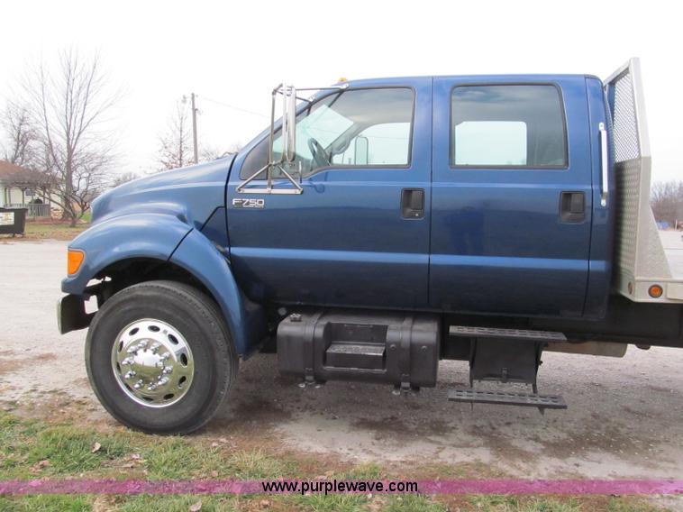 image for item E5833 2000 Ford F750 XLT quad cab flatbed truck