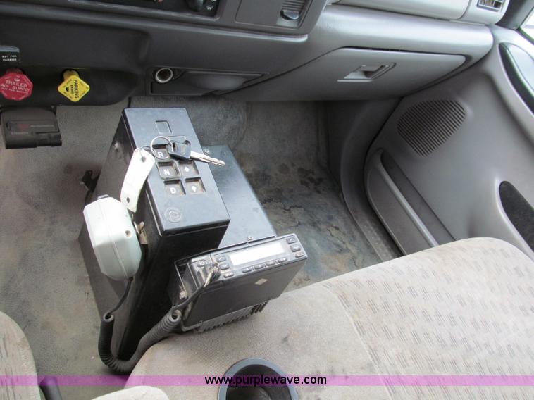 image for item E5833 2000 Ford F750 XLT quad cab flatbed truck