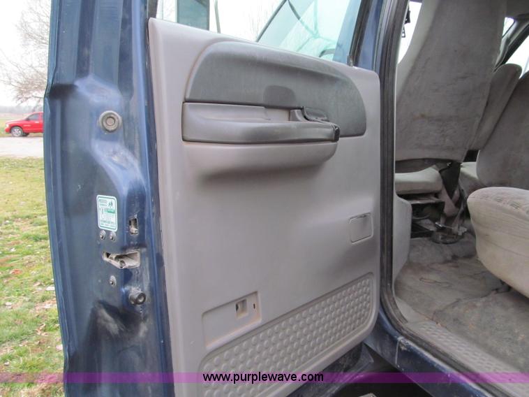 image for item E5833 2000 Ford F750 XLT quad cab flatbed truck