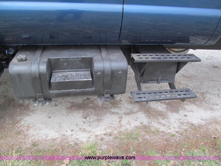 image for item E5833 2000 Ford F750 XLT quad cab flatbed truck