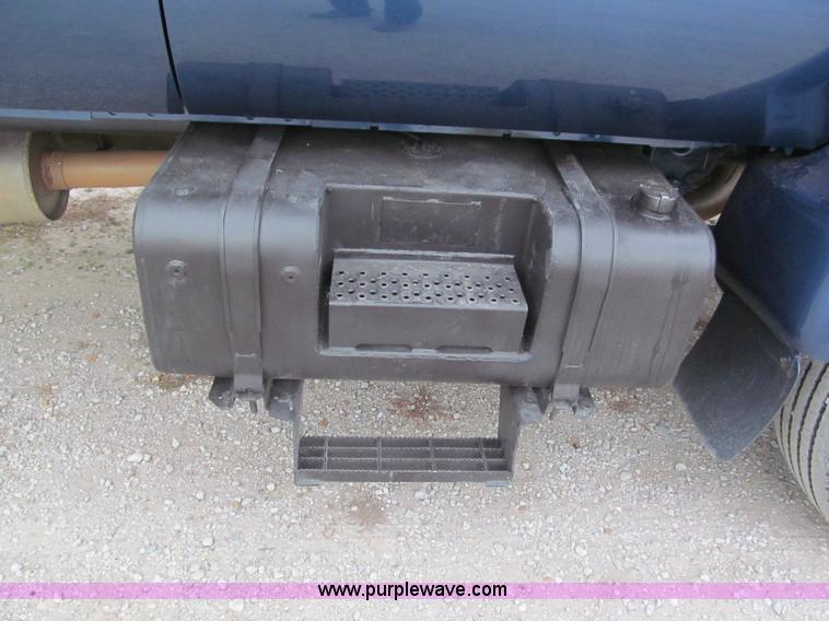 image for item E5833 2000 Ford F750 XLT quad cab flatbed truck